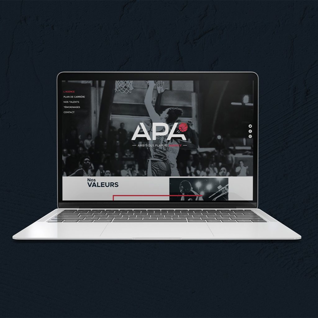 Création du logo, identité visuelle et conception du site internet d'APA Ambitious Players Agency, une agence de joueuses de baskets professionnelles, par l'agence de communication Shebam à Dinan en Bretagne