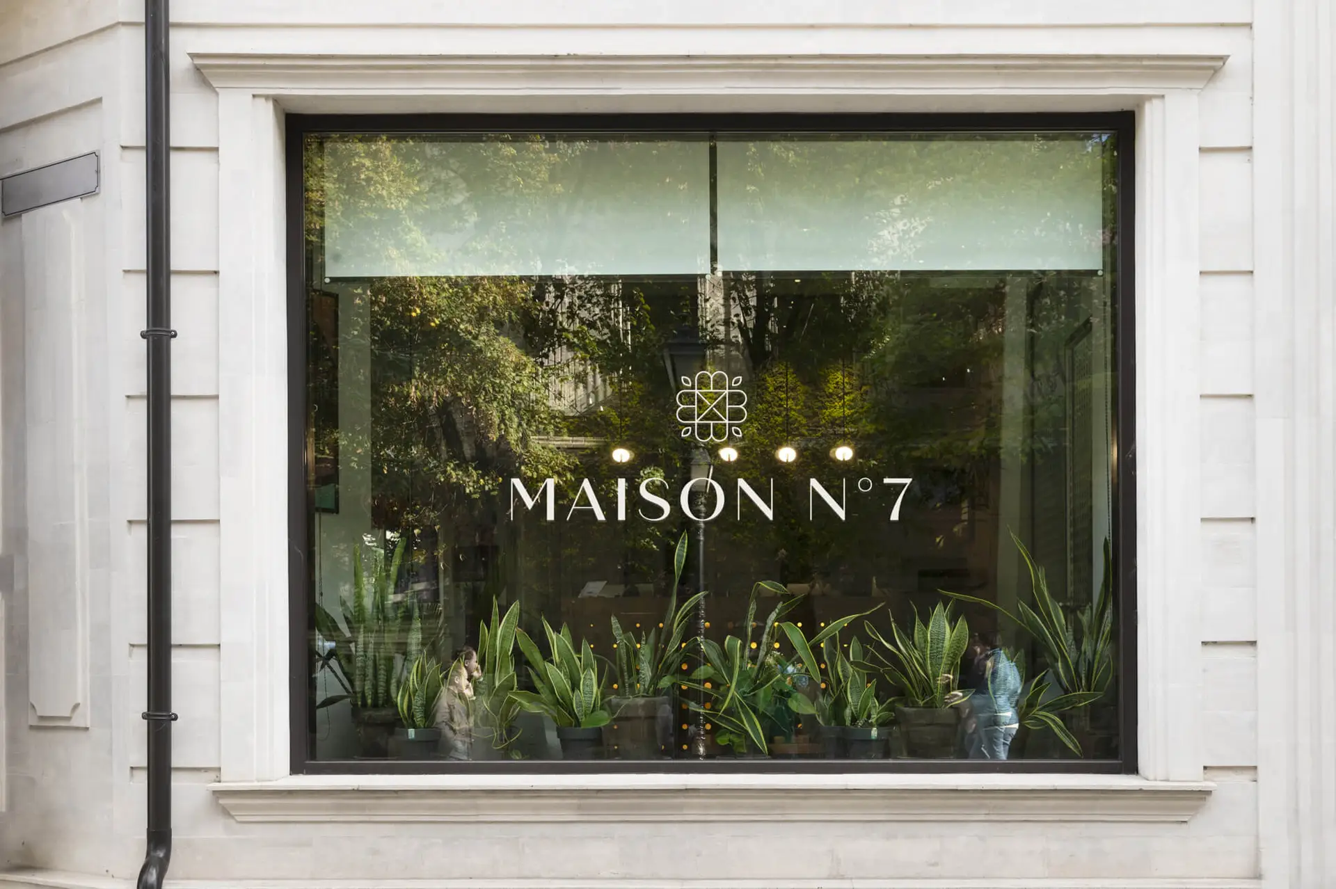 Maison n°7, conception et création du logo, de l'identité visuelle et du site internet par l'agence de communication Shebam, à Dinan, Bretagne